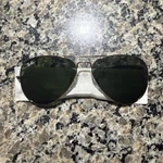 Never Worn! Ray-ban RB3025 Aviator Metal Sunglasses Gold Frame Green UV400. Fixed Price $99.00.